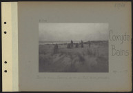 Coxyde-Bains. Dans les dunes. Exercice de tir au fusil lance-grenades
