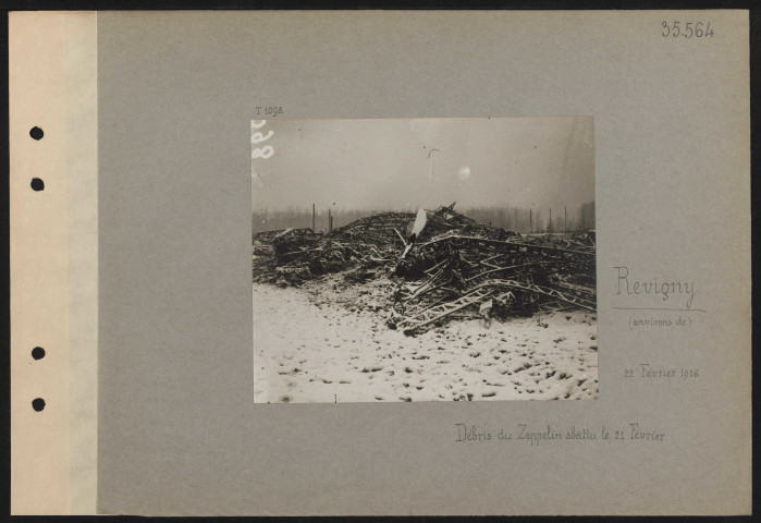 Revigny (environs de). Débris du Zeppelin abattu le 21 février