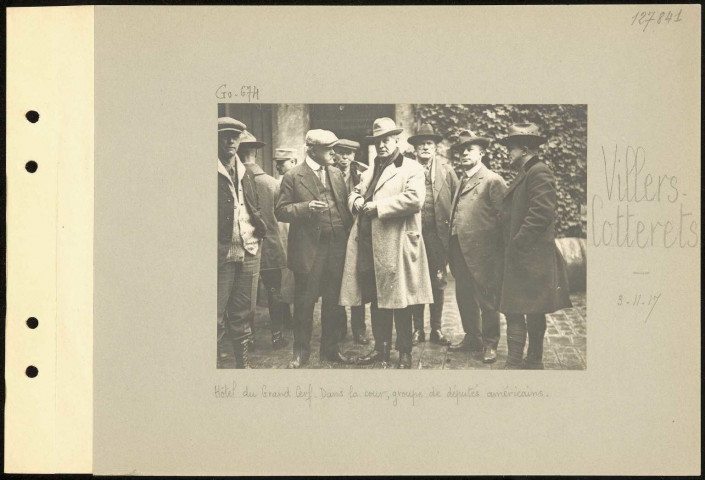 Villers-Cotterets. hôtel du Grand Cerf. Dans la cour, groupe de députés américains