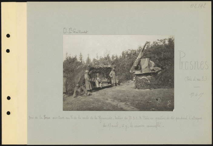 Prosnes (près et au sud). Bois de la Fosse aux Ours au nord de la route de la Pyramide. Section de 75 DCA. Pièce en position de tir pendant l'attaque du 17 avril ; à gauche, le caisson camouflé