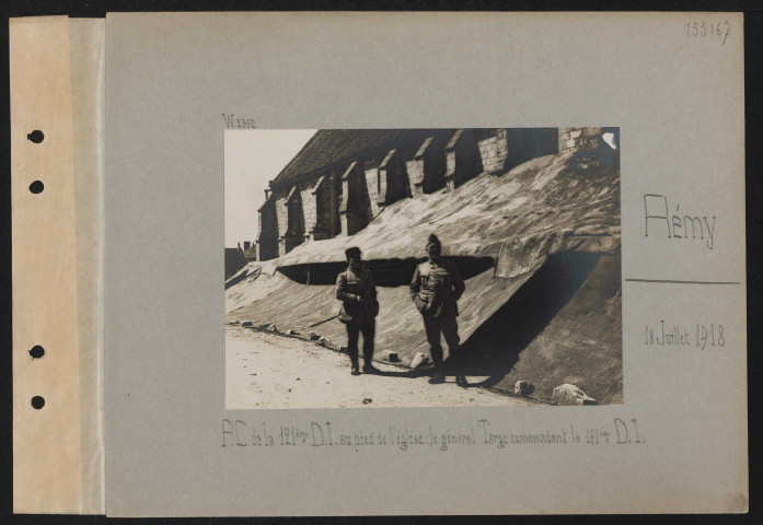 Rémy. PC de la 121e DI au pied de l'église : le général Targe commandant la 121e DI