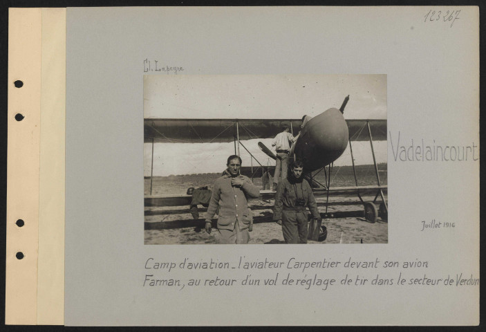 Vadelaincourt. Camp d'aviation. L'aviateur Carpentier devant son avion Farman, au retour d'un vol de réglage de tir dans le secteur de Verdun