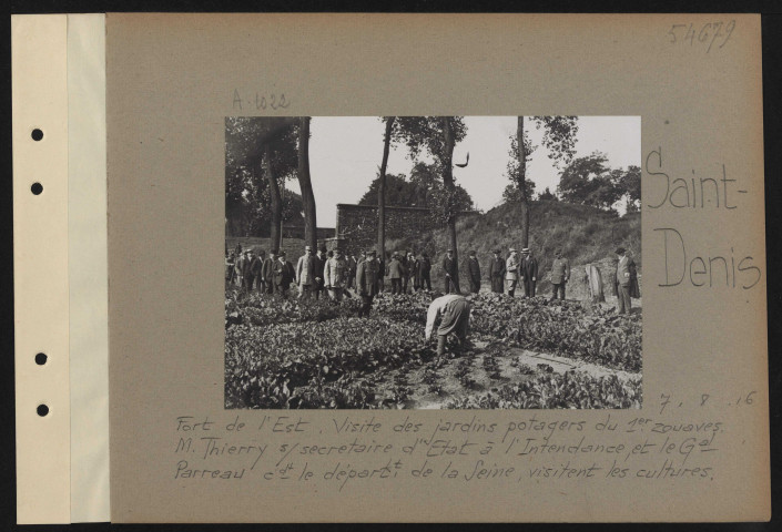 Saint-Denis. Fort de l'Est. Visite des jardins potagers du premier zouaves. M. Thierry, sous-secrétaire d'État de l'Intendance et le général Parreau commandant le département de la Seine, visitent les cultures