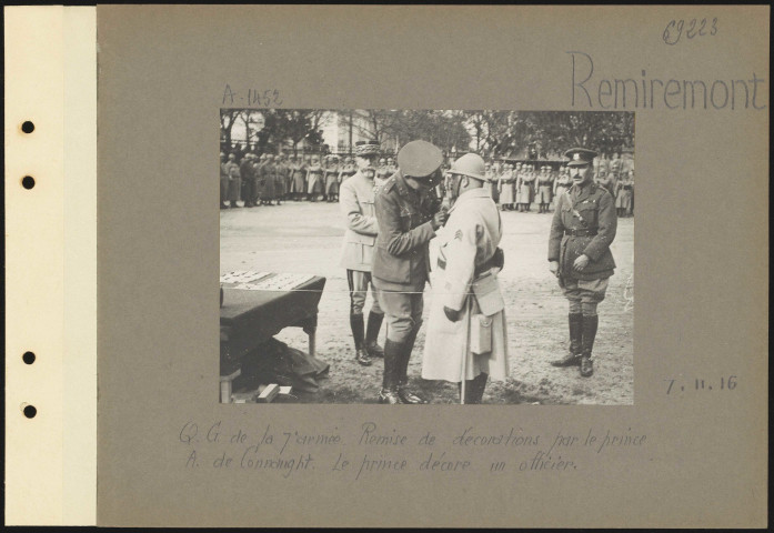 Remiremont. Quartier général de la 7e armée. Remise de décorations par le prince A. de Connaught. Le prince décore un officier