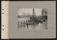 Sempigny. Construction d'un pont de bateaux
