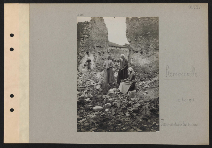 Remenoville. Femmes dans les ruines