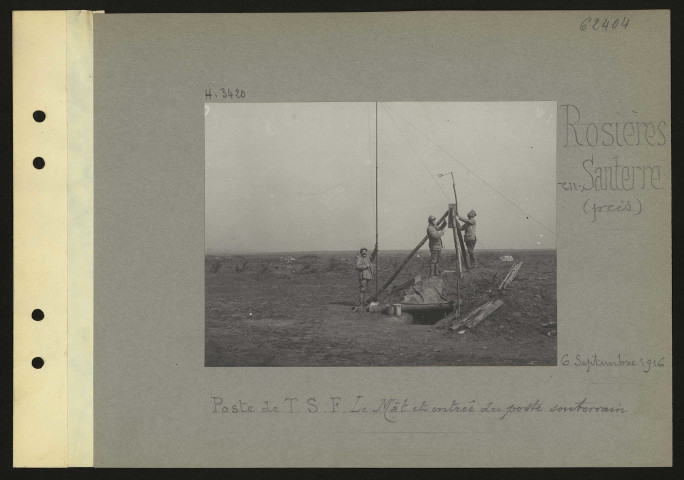 Rosières-en-Santerre (près). Poste de T.S.F. : le mât et entrée du poste souterrain