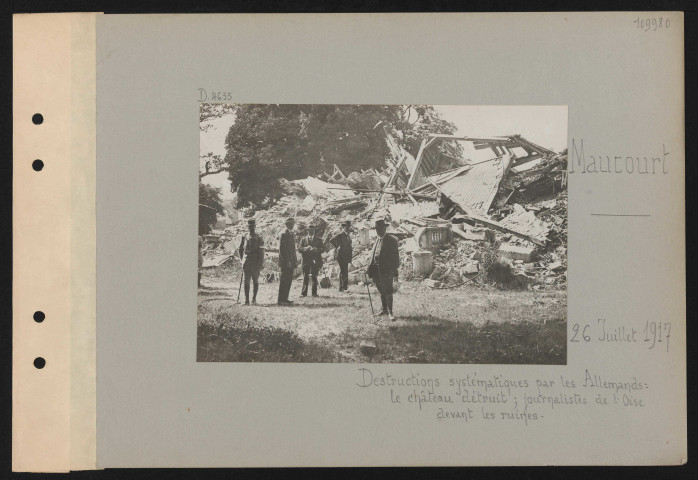 Maucourt. Destructions systématiques par les Allemands : le château détruit ; journalistes de l'Oise dans les ruines