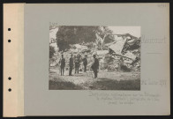 Maucourt. Destructions systématiques par les Allemands : le château détruit ; journalistes de l'Oise dans les ruines