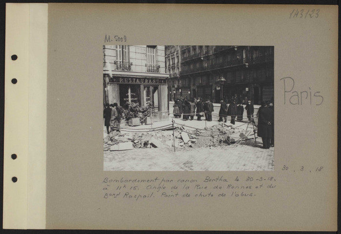 Paris. Bombardement par canon Bertha le 30.3.18, à 11h15. Angle de la rue de Rennes et du boulevard Raspail. Point de chute de l'obus