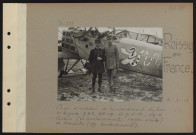 Roissy-en-France. Camp d'aviation de bombardement de jour. Deuxième brigade. GB3, BR 107. De gauche à droite, adjudants Leclerc (60 bombardements, l'avion abattu) et Marseilles (97 bombardements)