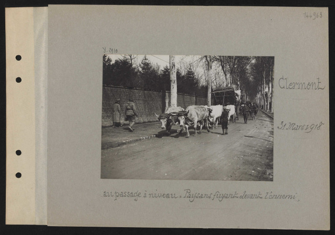 Clermont. Au passage à niveau : paysans fuyant devant l'ennemi
