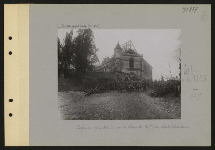 Athies. L'église en partie détruite par les Allemands. Au premier plan, soldats britanniques