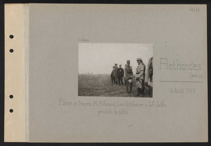 Rethondes (près de). Revue de troupes : M. Millerand, Lord Kitchener et général Joffre pendant le défilé