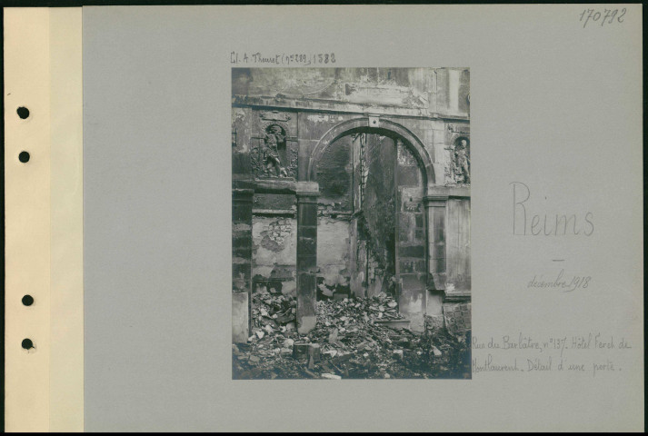 Reims. Rue du Barbâtre, numéro 137. Hôtel Feret de Montlaurent. Détail d'une porte