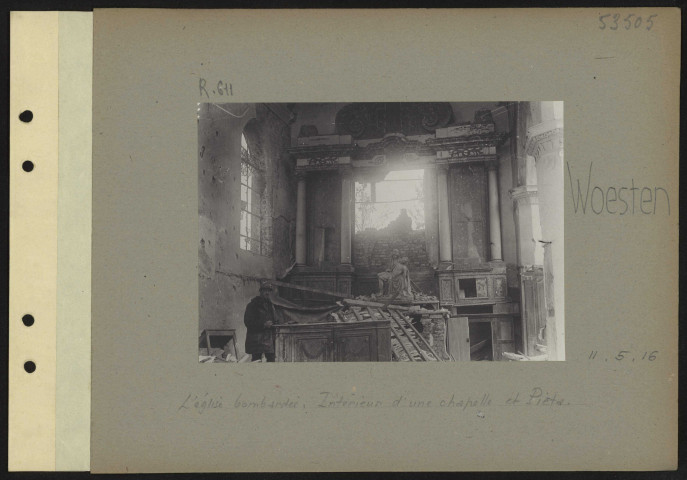 Woesten. L'église bombardée. Intérieur d'une chapelle et Pietà