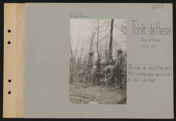 Forêt de Hesse, Bois d'Esnes. Position de batterie du 84e RA ; nettoyage après le tir d'un 120 long