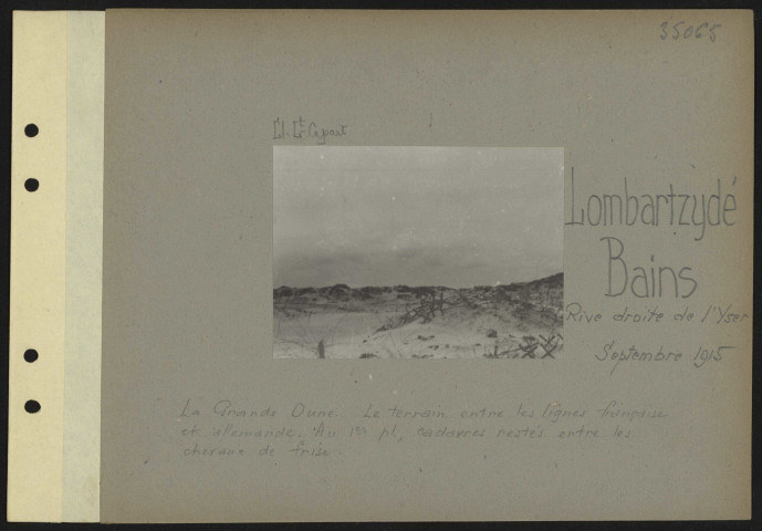 Lombartzyde-Bains (rive droite de l'Yser). La grande dune. Le terrain entre les lignes française et allemande. Au premier plan, cadavres restés entre les chevaux de frise