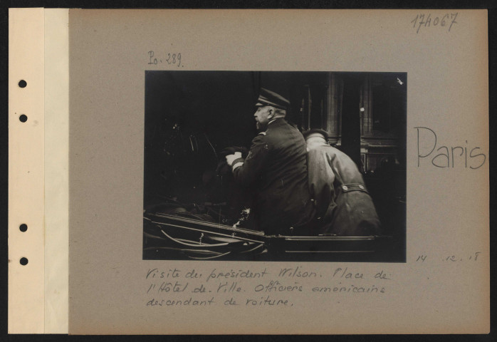 Paris. Visite du président Wilson. Place de l'hôtel de ville. Officiers américains descendant de voiture