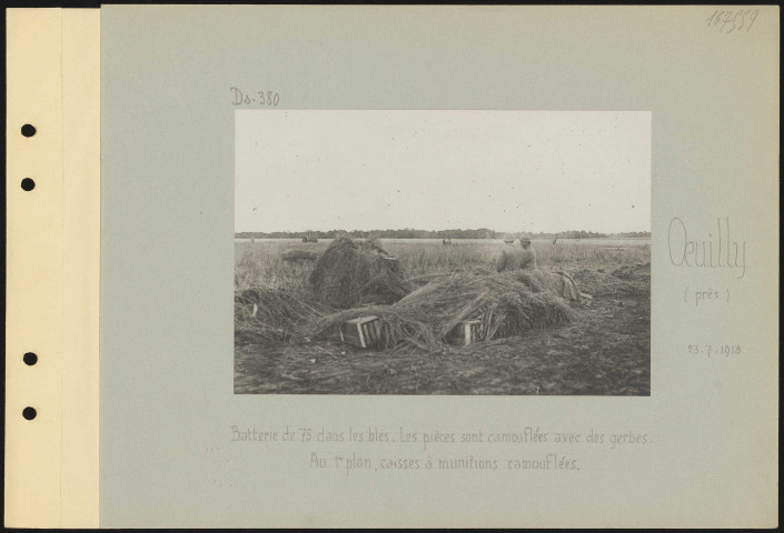 Œuilly (près). Batterie de 75 dans les blés. Les pièces sont camouflées avec des gerbes. Au premier plan, caisses à munitions camouflées