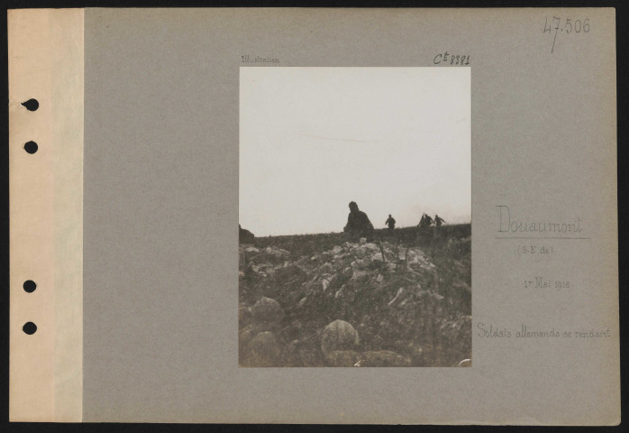 Douaumont (sud-est de). Soldats allemands se rendant