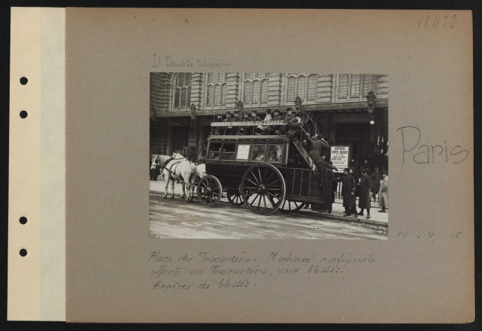 Paris. Place du Trocadéro. Matinée nationale offerte au Trocadéro aux blessés. Arrivée de blessés