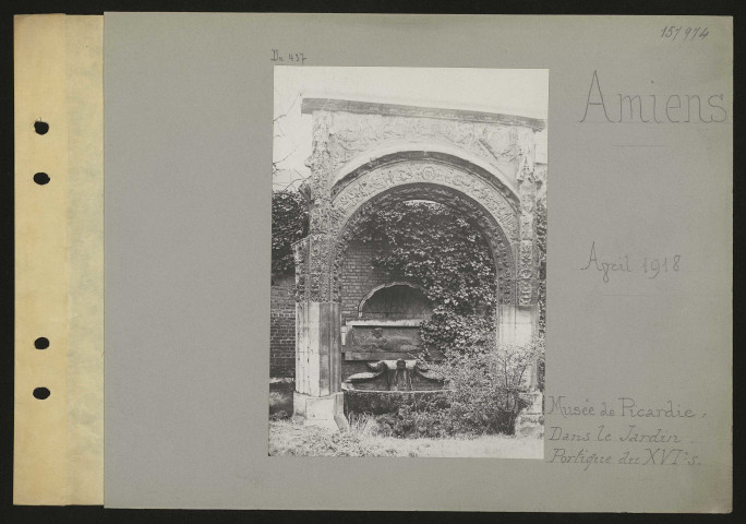 Amiens. Musée de Picardie : dans le jardin. Portique du XVIe siècle