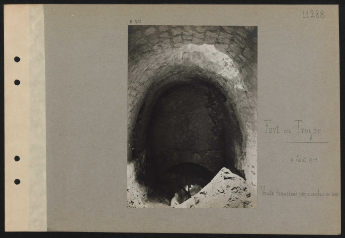 Fort de Troyon. Voûte traversée par un obus de 305