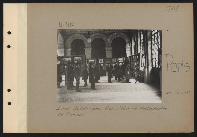 Paris. Lycée Saint-Louis. Exposition de photographies de l'armée