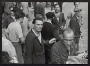 Marseille, insurrection du 21 août 1944. 14h30. Dans les rues, des hauts parleurs appellent à se regrouper à la Préfecture. On distribue des armes aux hommes