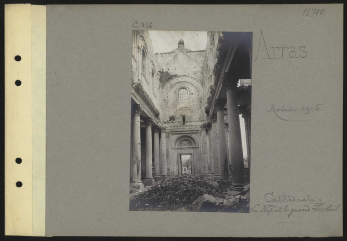 Arras. Cathédrale. La nef et le grand portail
