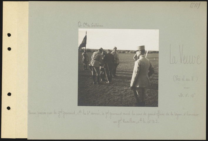 La Veuve (près et au nord). Revue passée par le général Gouraud commandant la 4e armée. Le général Gouraud remet la croix de grand-officier de la Légion d'honneur au général Reveilhac commandant la 60e division d'infanterie