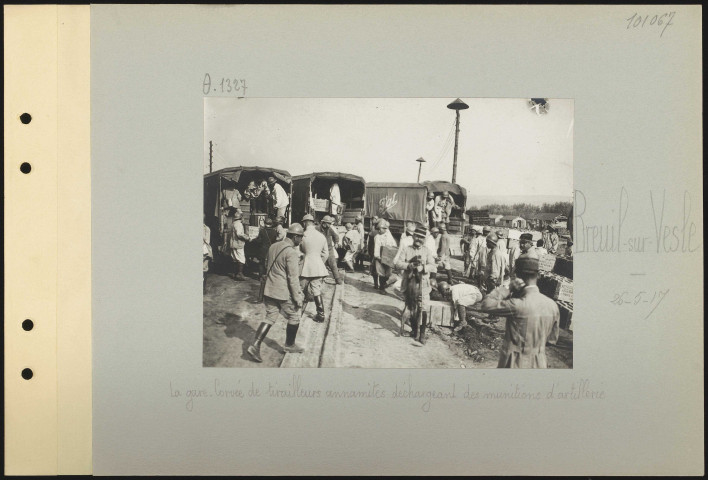 Breuil-sur-Vesle. La gare. Corvée de tirailleurs annamites déchargeant les munitions d'artillerie