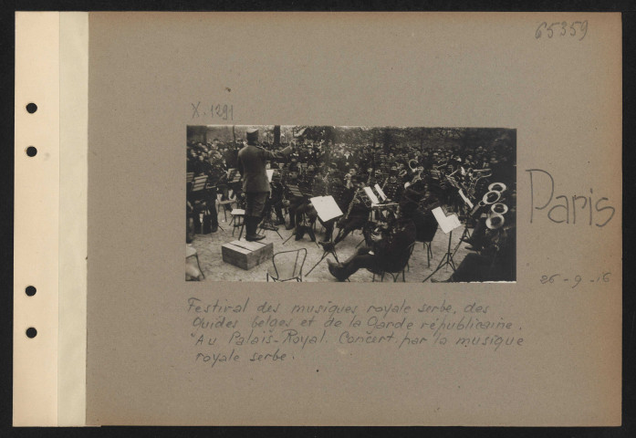 Paris. Festival des musiques royales serbes, des guides belges et de la garde républicaine. Au Palais-Royal. Concert par la musique royale serbe