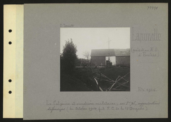 Lapinville (près et au nord-ouest d'Erches). Le calvaire et le cimetière militaire ; au premier plan, organisations défensives (en octobre 1914, fut poste de commandement de la 16e brigade)