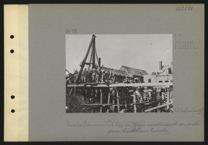 Ham. Sur la Somme : compagnie 23/3 du 7e génie construisant un pont pour l'artillerie lourde