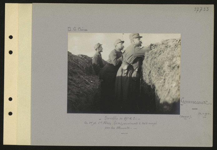 Gommecourt (devant). Tranchées du 79e RI. Au premier plan, colonel Pétain (à droite) examinant le bois occupé par les Allemands