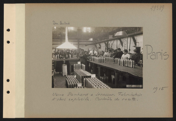 Paris. Usine Panhard et Levassor. Fabrication d'obus explosifs. Contrôle de recette