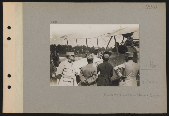 La Noue. Officiers examinant l'avion allemand Rumpler