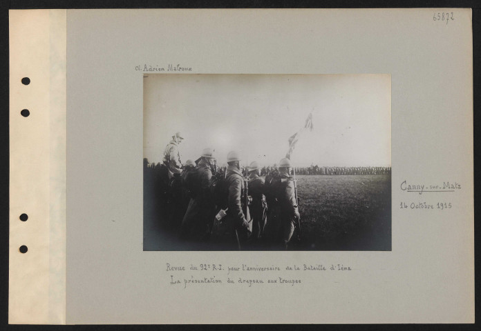 Canny-sur-Matz. Revue du 92e RI pour l'anniversaire de la bataille d'Iéna. La présentation du drapeau aux troupes