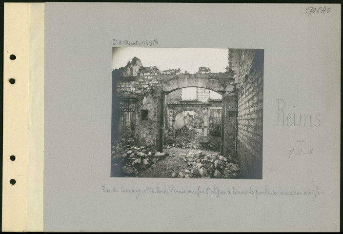 Reims. Rue du Carrouge, numéro 20. Porche renaissance (au deuxième plan) ou à travers le porche de la maison d'en face