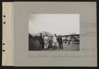 Villeneuve-sur-Verberie. Camp d'aviation : appareils du groupe des cigognes prêts à partir : au premier plan, à droite en pelisse le pilote américain Baylies