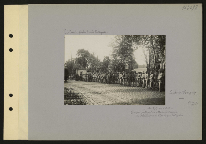 Saint-Venant. Au QG du CEP. Troupes portugaises attendant l'arrivée du président de la République portugaise