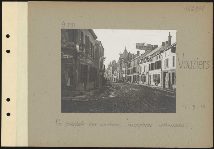 Vouziers. Rue principale avec anciennes inscriptions allemandes