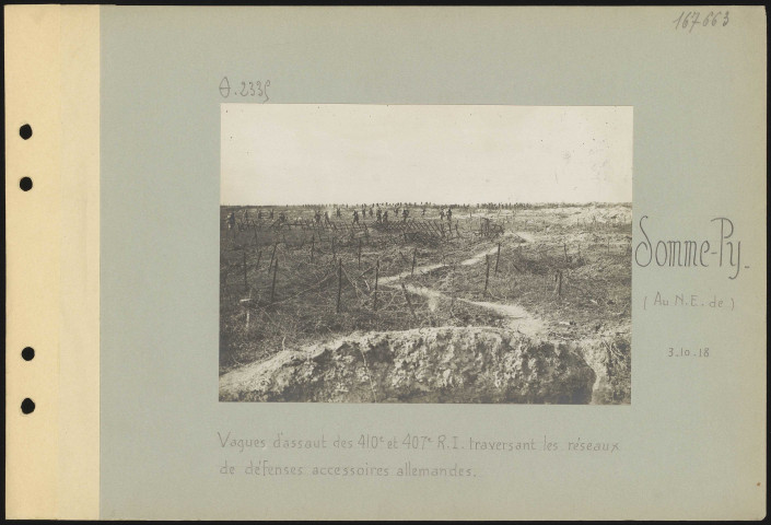Somme-Py (au nord-est de). Vagues d'assaut des 410e et 407e régiment d'infanterie traversant les réseaux de défenses accessoires allemandes