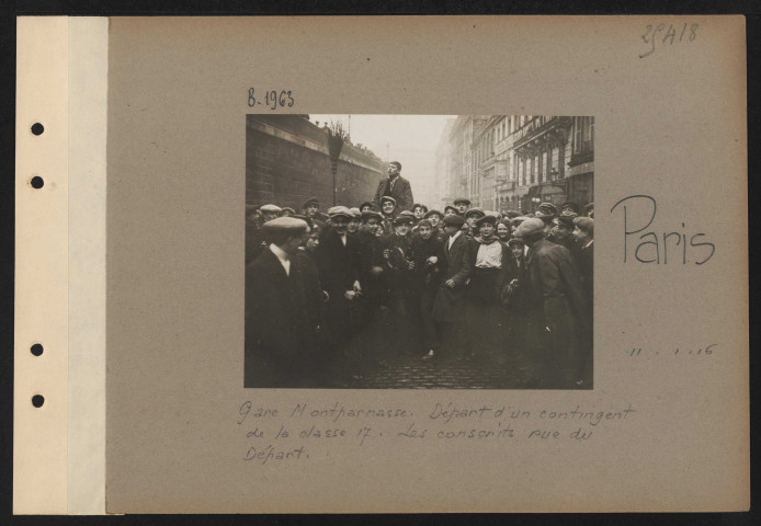 Paris. Gare Montparnasse. Départ d'un contingent de la classe 17. Les conscrits rue du départ