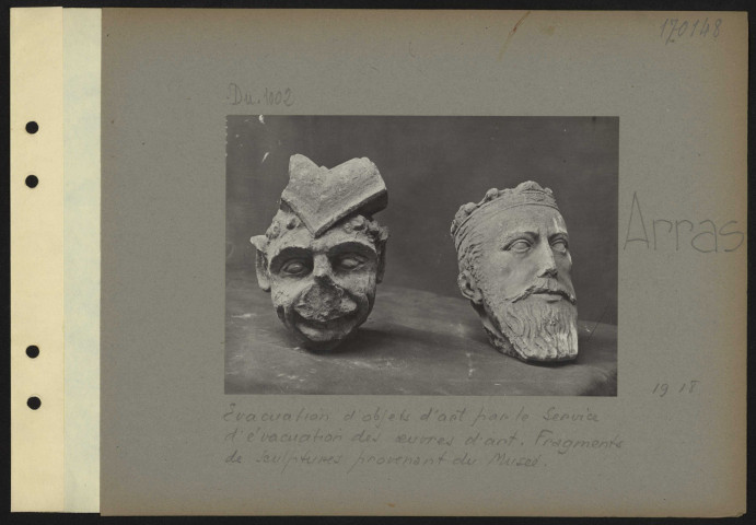 Arras. Évacuation d'objets d'art par le Service d'évacuation des œuvres d'art. Fragments de sculptures provenant du musée