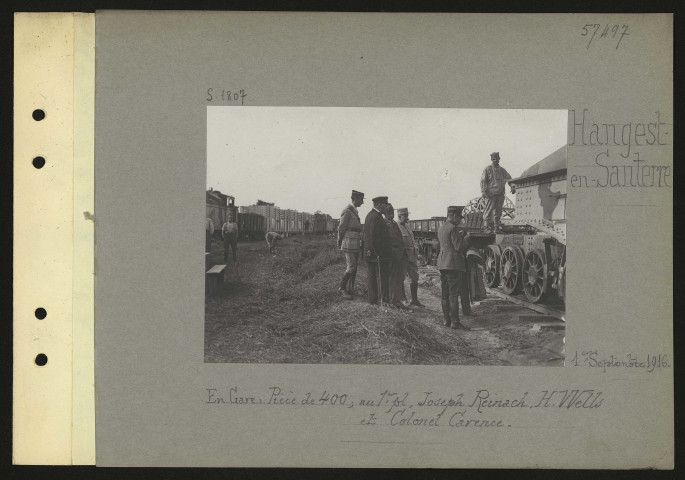 Hangest-en-Santerre. En gare : pièce de 400 ; au premier plan, Joseph Reinach, Herbert Wells et colonel Carence