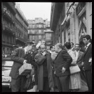 Jean-Paul Sartre, Daniel Mayer et autres personnalités devant l'Hôtel Continental le jour de l'Indépendance de l'Algérie