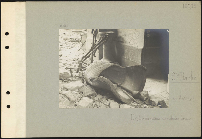 Sainte-Barbe. L'église en ruines : une cloche fondue